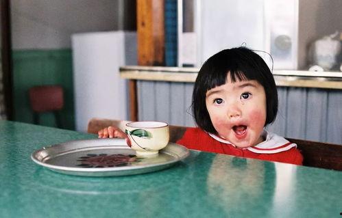 娱乐吃瓜酱小时候的保姆,娱乐吃瓜酱童年趣事揭秘